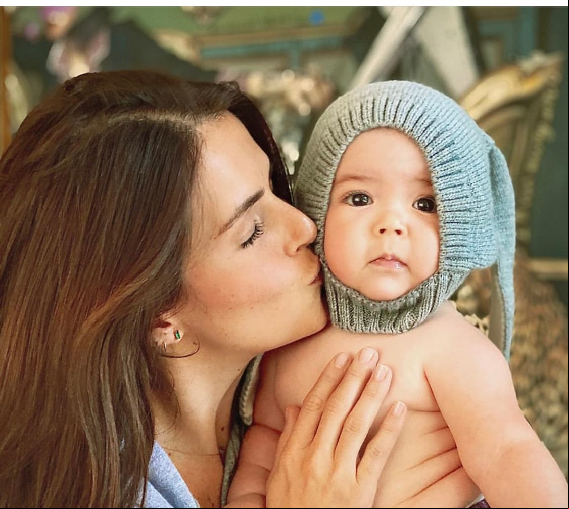 Asimismo, en septiembre pasado, la primogénita de la actriz de 'Vencer el Desamor', protagonizó una tierna foto con su mamá, en la que se dejó ver con un gorrito de conejo. "No uno ni dos ni tres... cinco rollitos que me vuelven loquita de amor para apretujarte y amarte toda la vida, y lo que siga después de ella", escribió Álvarez al pie de la imagen.