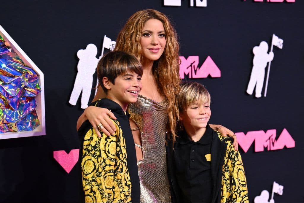 Shakira llega a los VMAs 2023 acompañada de sus hijos Sasha y Milan