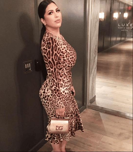En diversas fotografías, la suegra de Belinda aparece utilizando entallados vestidos y maquillada como toda una modelo, hecho con el que resalta su belleza.