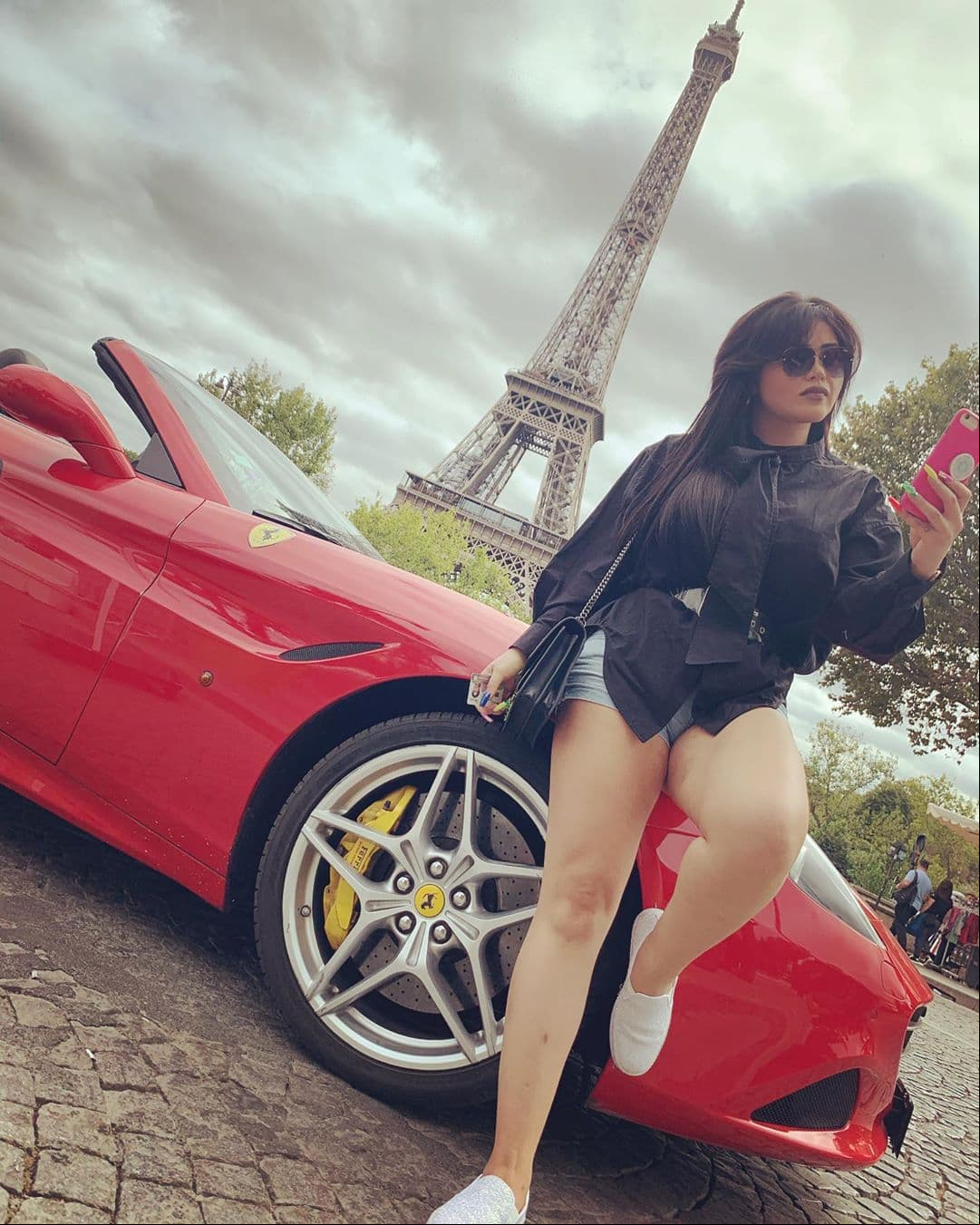 Para continuar el viaje, Gomita tuvo la oportunidad de conducir un Ferrari rojo y su amiga Charlotte la ayudó a grabar. Además de disfrutar de las calles de París, la joven escuchó algunos de sus temas favoritos de reggaetón en su trayecto.