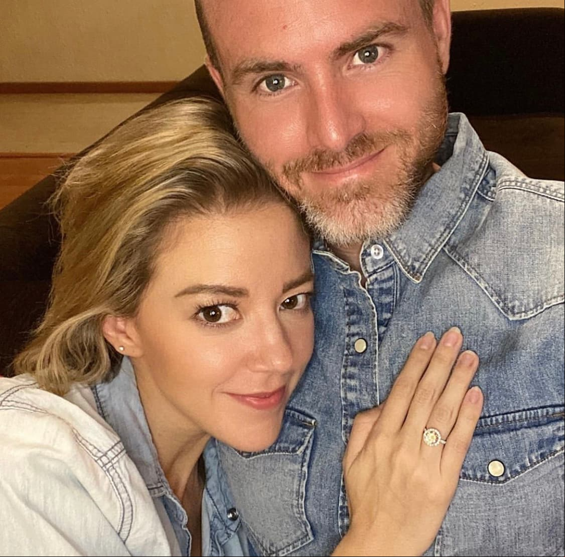 Después de seis años de relación con Erik Hayser, Fernanda Castillo anunció su compromiso con el actor, el pasado 2 de julio. "6 años. Gracias por elegirme una y otra vez, porque a tu lado soy la mejor versión de mí. Te amo @erikhayser" fueron las palabras con las que dio la noticia en su cuenta oficial de Instagram.