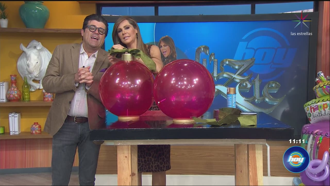 &#39;Lúzete&#39; con esferas gigantes de Navidad, con Luz Blanchet
