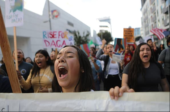 ¿Cuál es el estatus de DACA? ¿En manos de quién está el futuro de los permisos de trabajo de miles de beneficiarios?