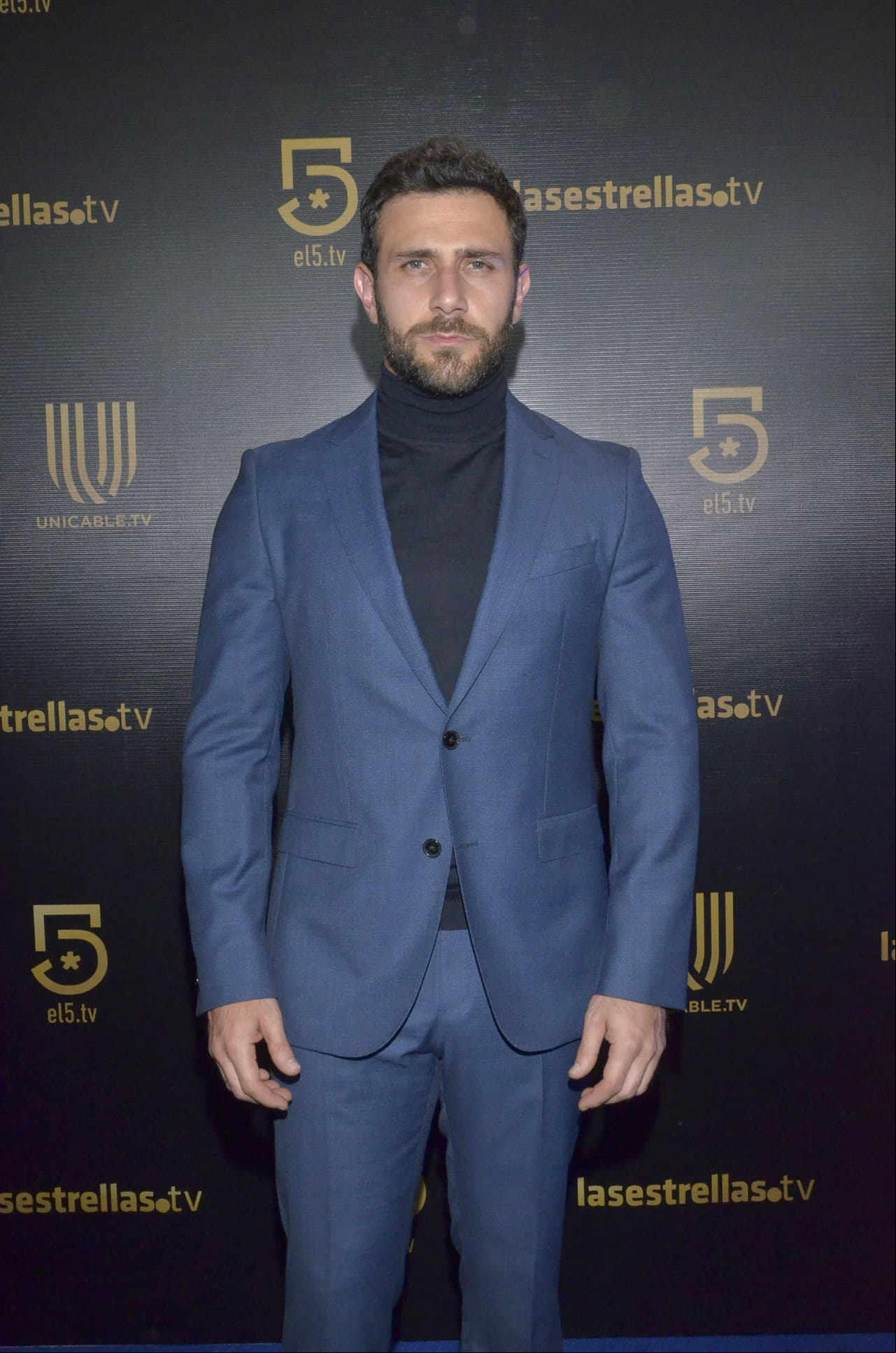 Carlos Ferro, nominado por su actuación en 'La Jefa del Campeón', vistió un traje azul de Boss.