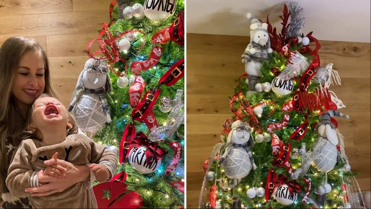 Ingrid Martz posa junto a su hija Martina y su enorme árbol de Navidad