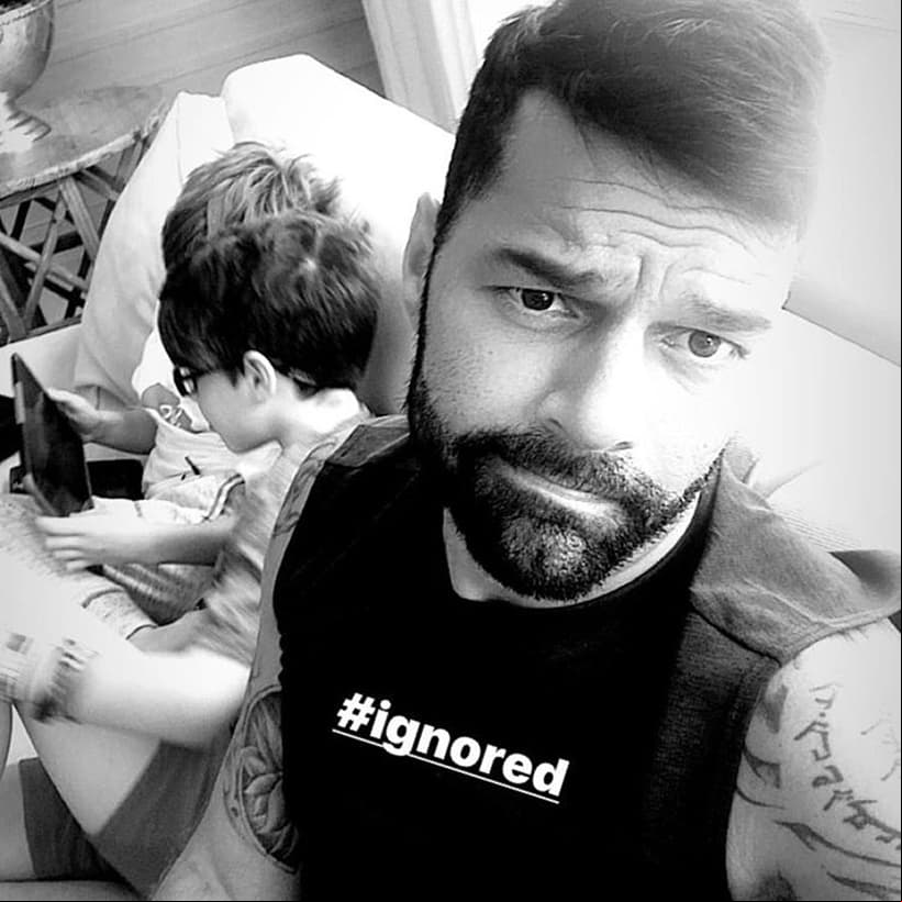 El cantante comenzó a compartir emotivas imágenes de sus hijos a través de las redes sociales, aunque se concentra más en promover sus proyectos musicales y altruistas.