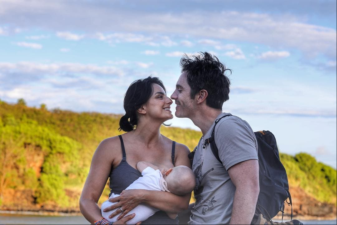 Aislinn compartíó una foto amamantando a Kai, sin duda un íntimo momento, que algunos medios le dieron un toque polémico.