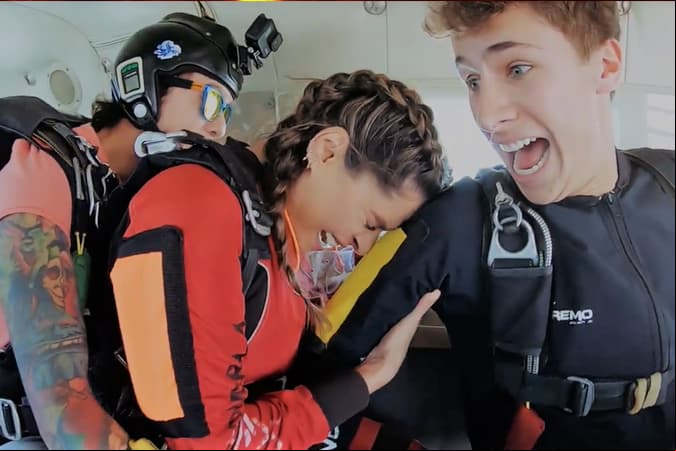 En GIFs: La montaña rusa de emociones que vivió Galilea al aventarse del paracaídas
