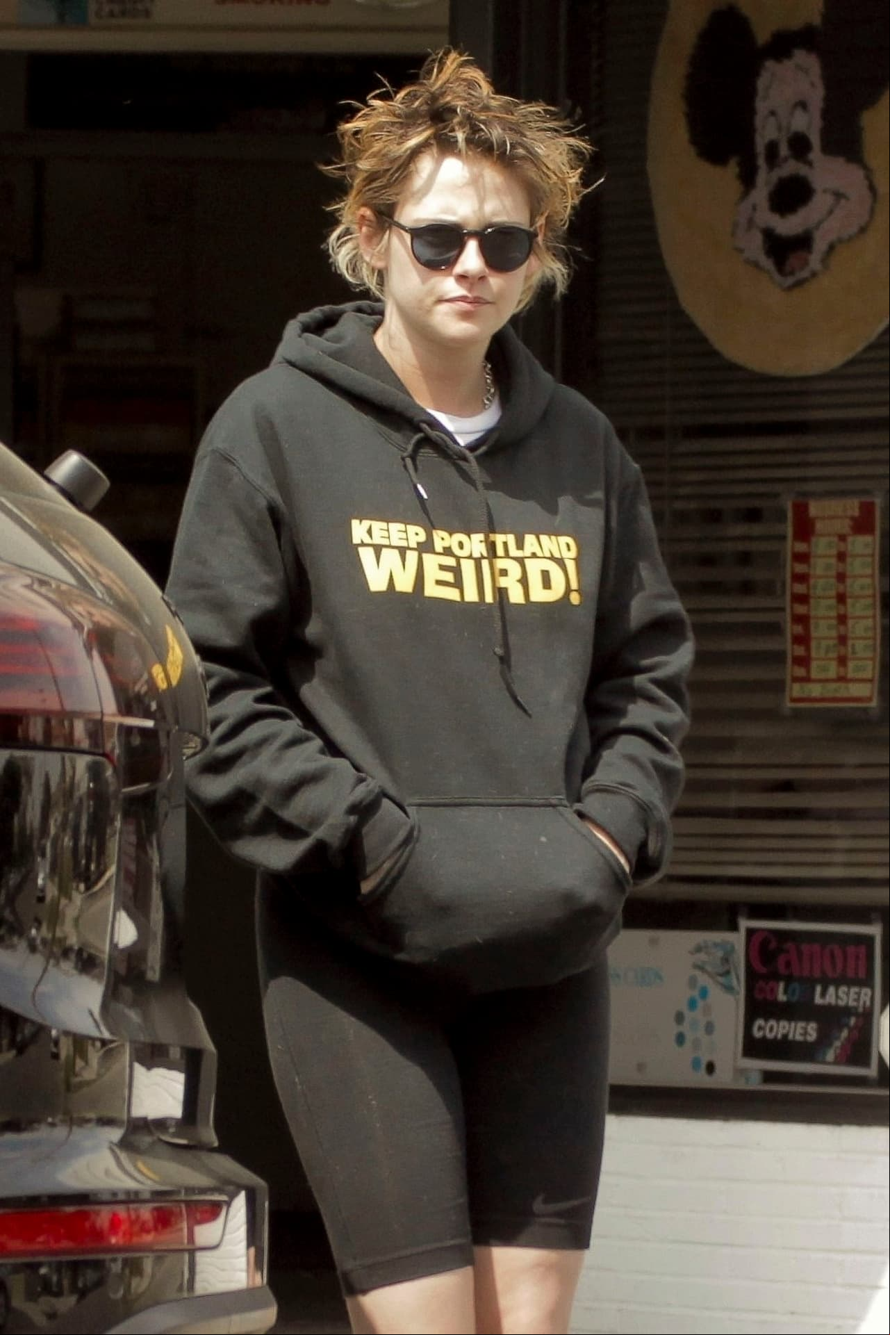 Kristen Stewart portaba un look bastante desalineado.