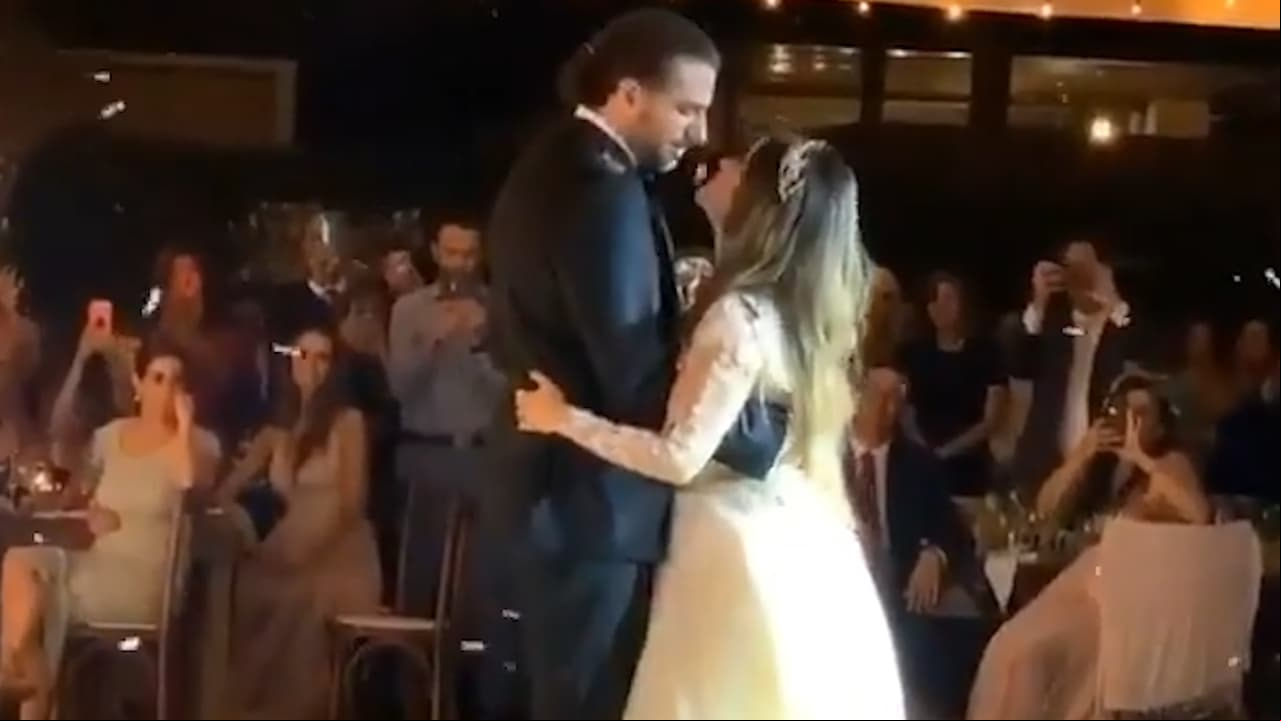 Aunque el objetivo de los novios siempre fue ser discretos con la ceremonia nupcial, a través de redes sociales se fueron destapando algunos detalles de su enlace como las invitaciones de boda y su primer vals como marido y mujer.