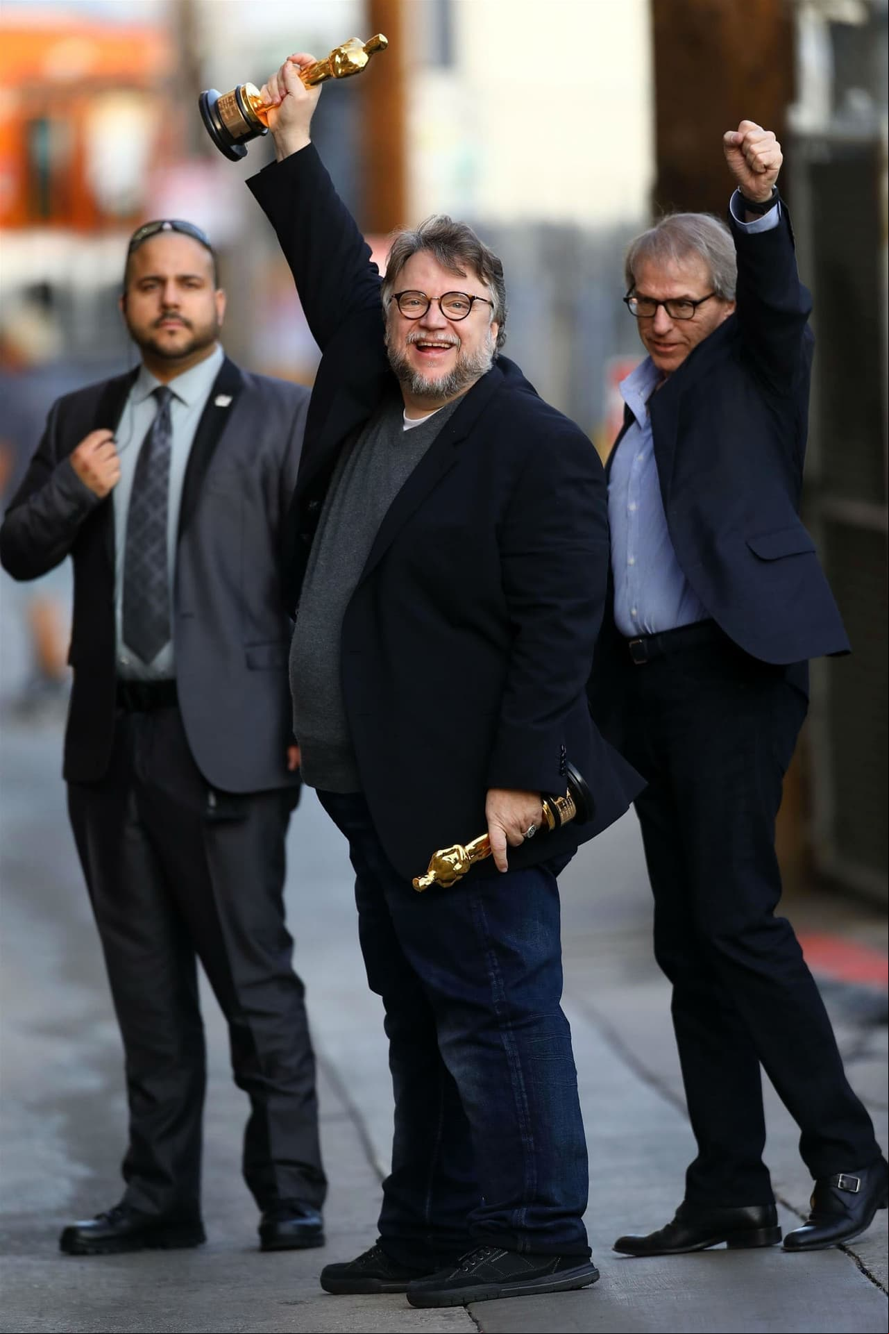 Los ganadores del Óscar, el cineasta Guillermo Del Toro y el actor Gary Oldman asistieron al programa 'Jimmy Kimmel Live!'.