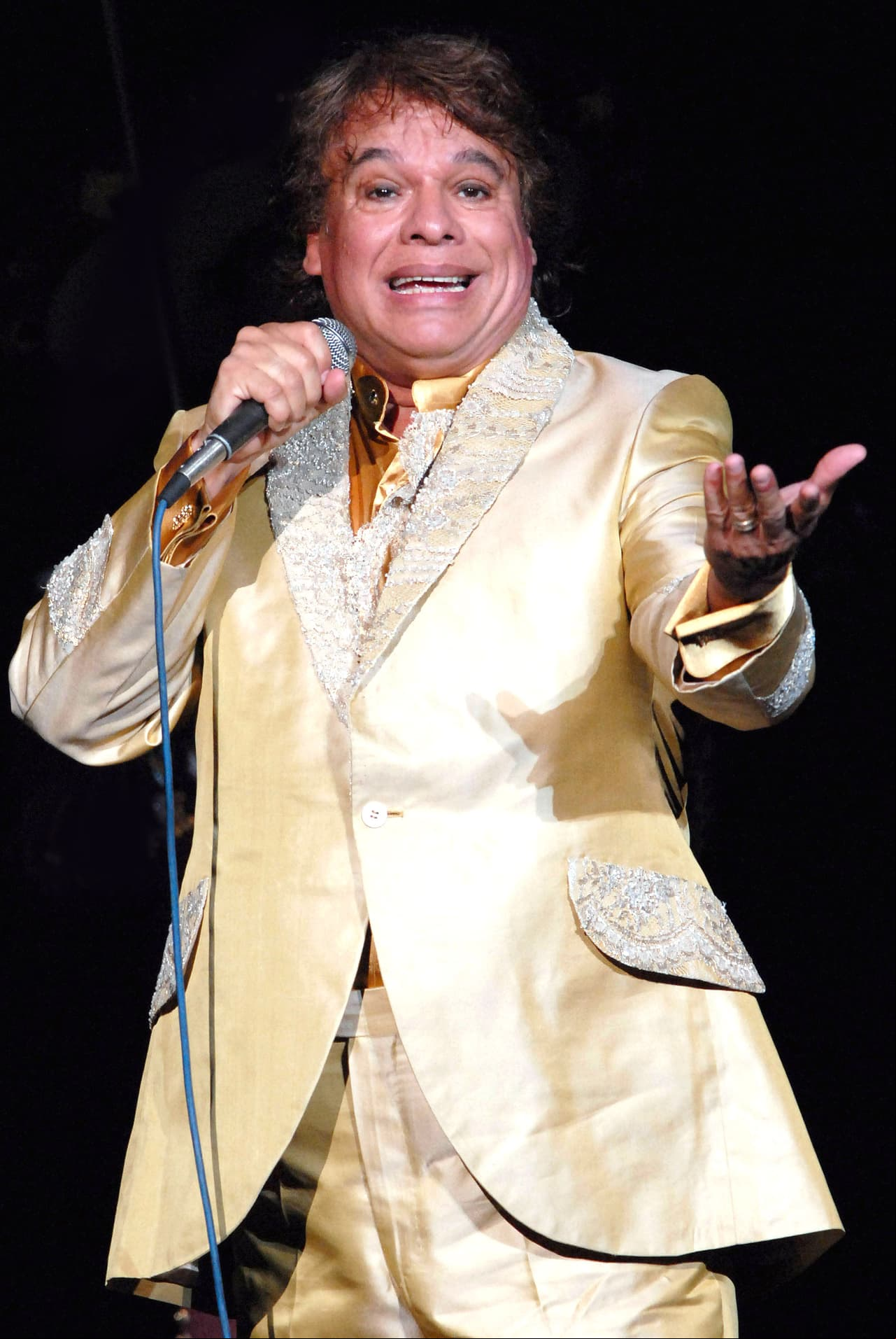 Mientras desarrollaba su gira 'México es todo', Juan Gabriel murió el 28 de agosto de 2016 a los 66 años en Santa Mónica, California, Estados Unidos.
