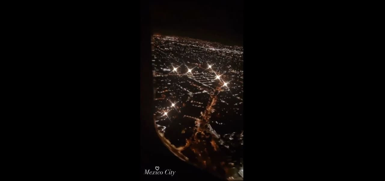 Minutos después, Baeva compartió en sus historias la vista a la Ciudad de México de la que disfrutó desde el avión a su llegada.
