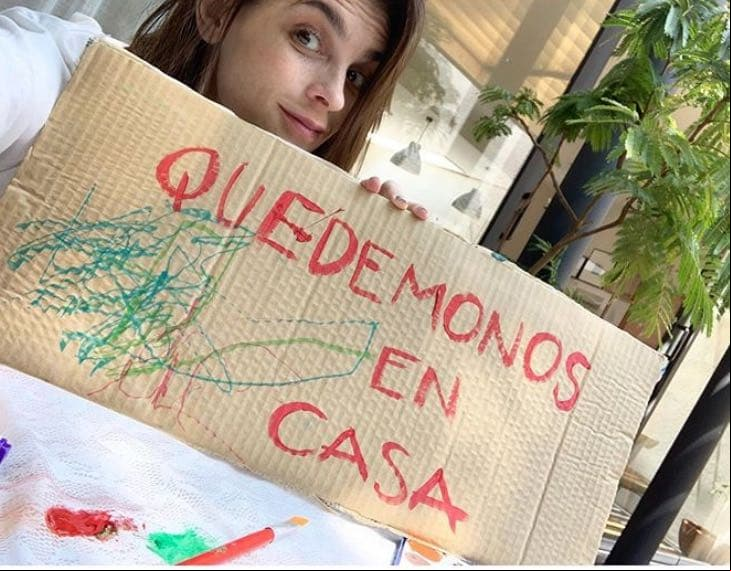 Con un letrero en el que se lee “Quedémonos en casa”, es como Irene Azuela invita a sus seguidores a que tomen las medidas necesarias para evitar el contagio. “Ya muchos lo postearon. Ya muchos lo saben, pero otros no: si nos quedamos en casa bajamos la propagación del Covid19. ¿Quién le entra? ¿Quién puede? Órele, anímese, decídase! ¡quédese en su casa! O en su defecto: salga lo menos que pueda…”.