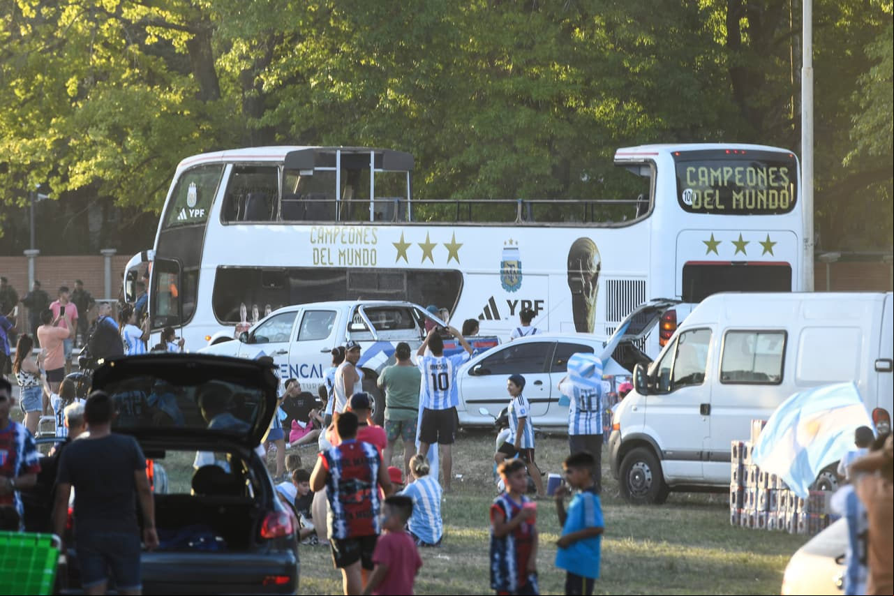 Festejos de la selección argentina en Buenos Aires tras ganar el Mundial Qatar 2022.