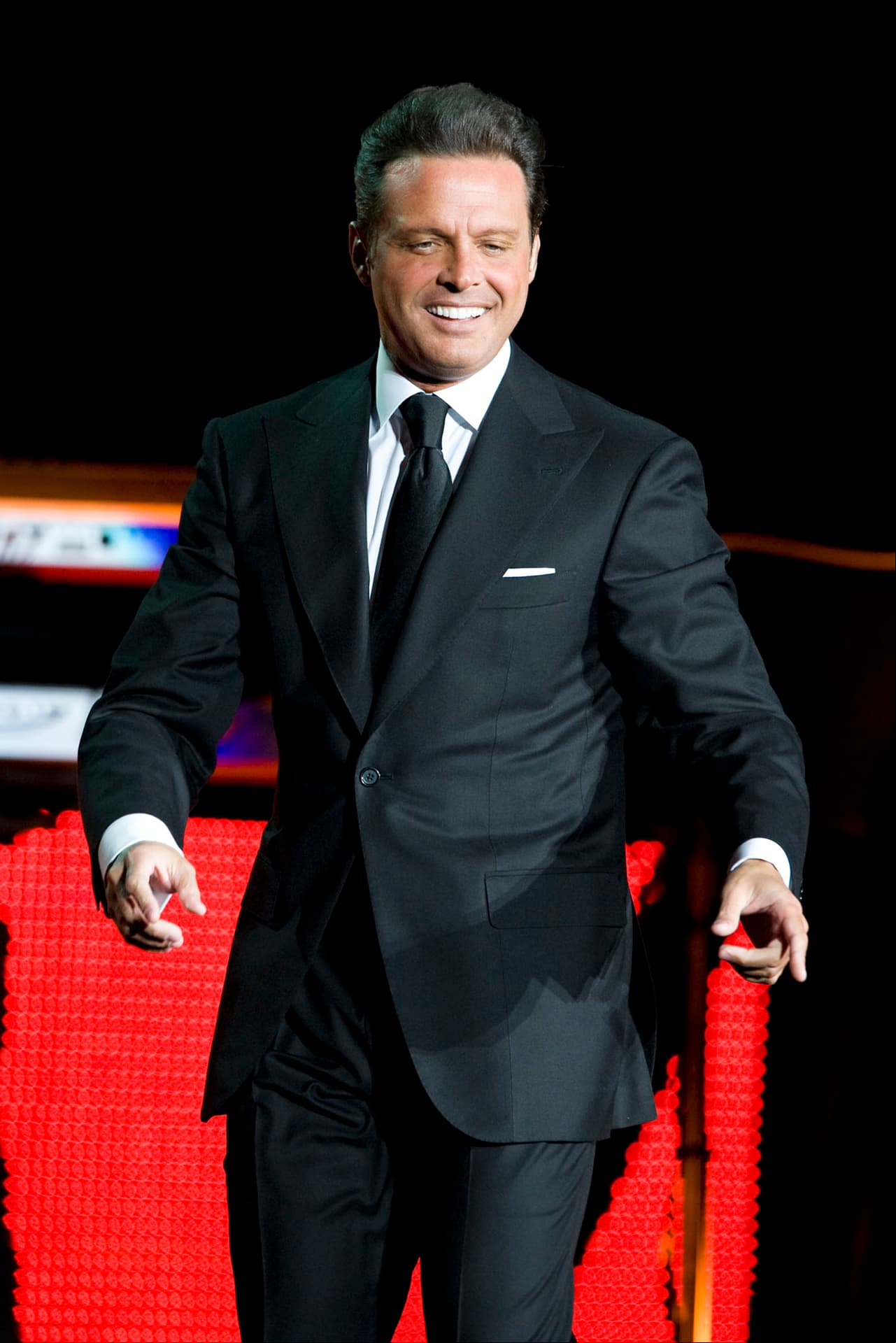 Luis Miguel recibe una pintura donde aparece junto a su madre