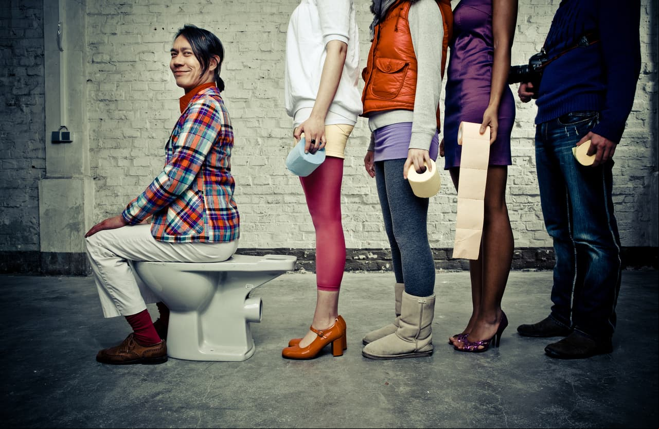 ¿Por qué siempre es más larga la fila en los baños de las mujeres?