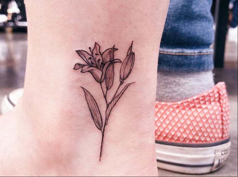 Cáncer. Un lirio tatuado es lo que mejor va con tu personalidad seria, llena de ternura y pureza.