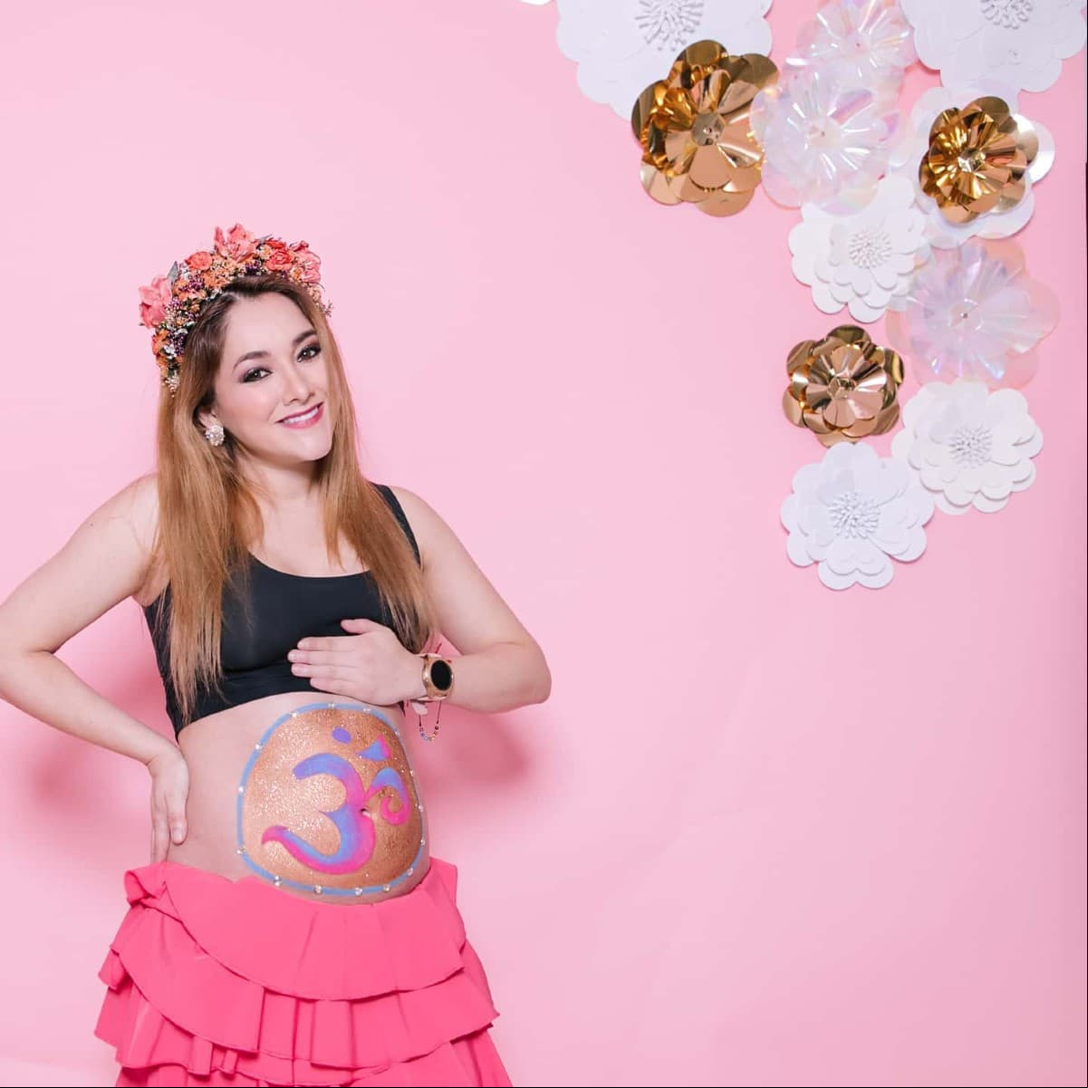 Para presumir la recta final de su embarazo, Sherlyn sorprendió al publicar una sesión de fotos, en la que además de mostrar su baby bump, lució un majestuoso diseño de body paint.