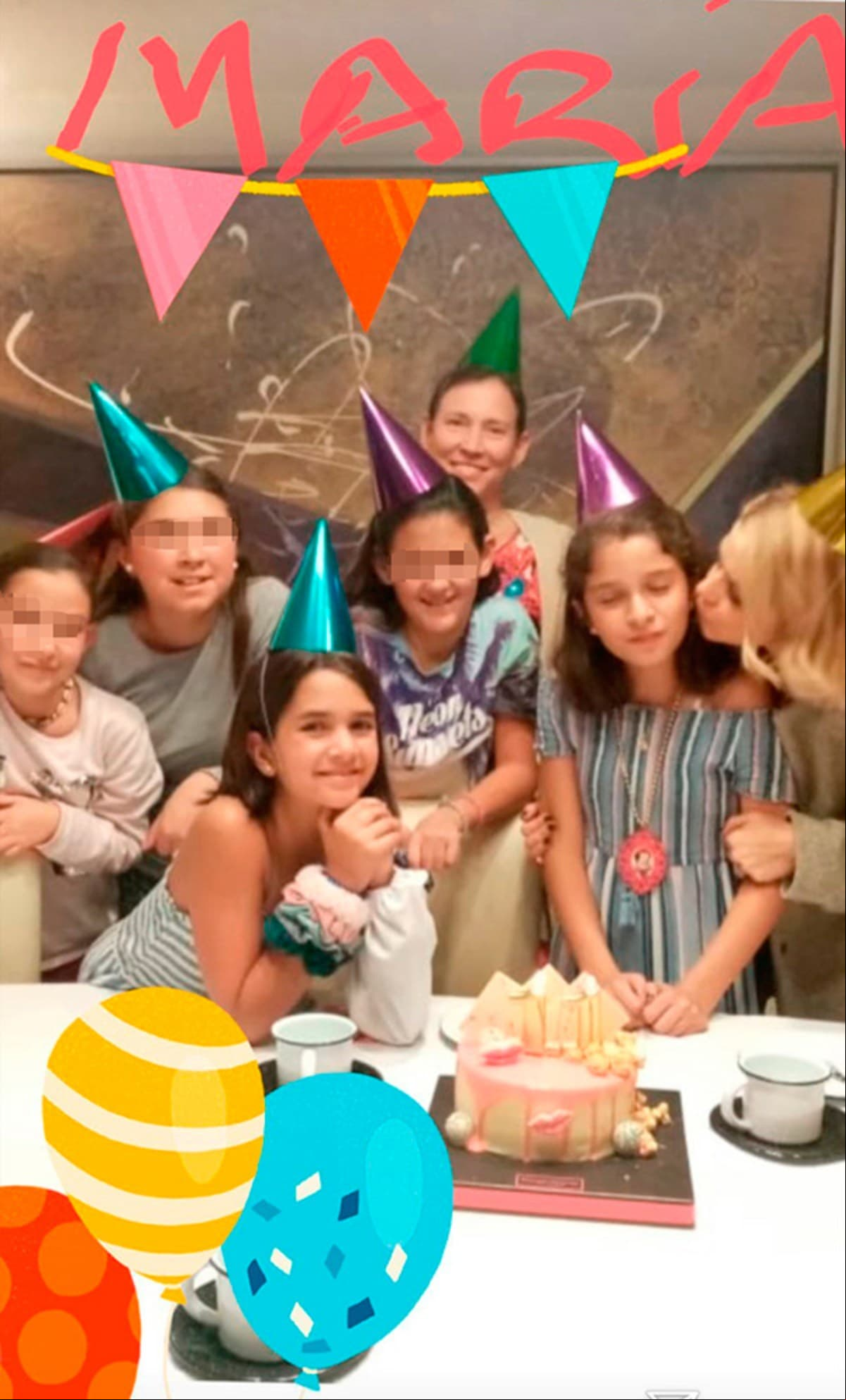 La adolescente también llama la atención por la estrecha amistad que tiene con Julia, hija de Mayrín Villanueva y Eduardo Santamarina.