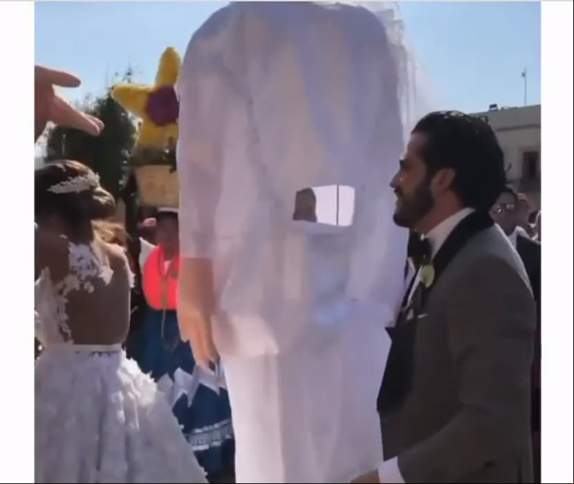 La pareja bailó por las calles hasta llegar al salón donde continuó el festejo con sus 200 invitados.