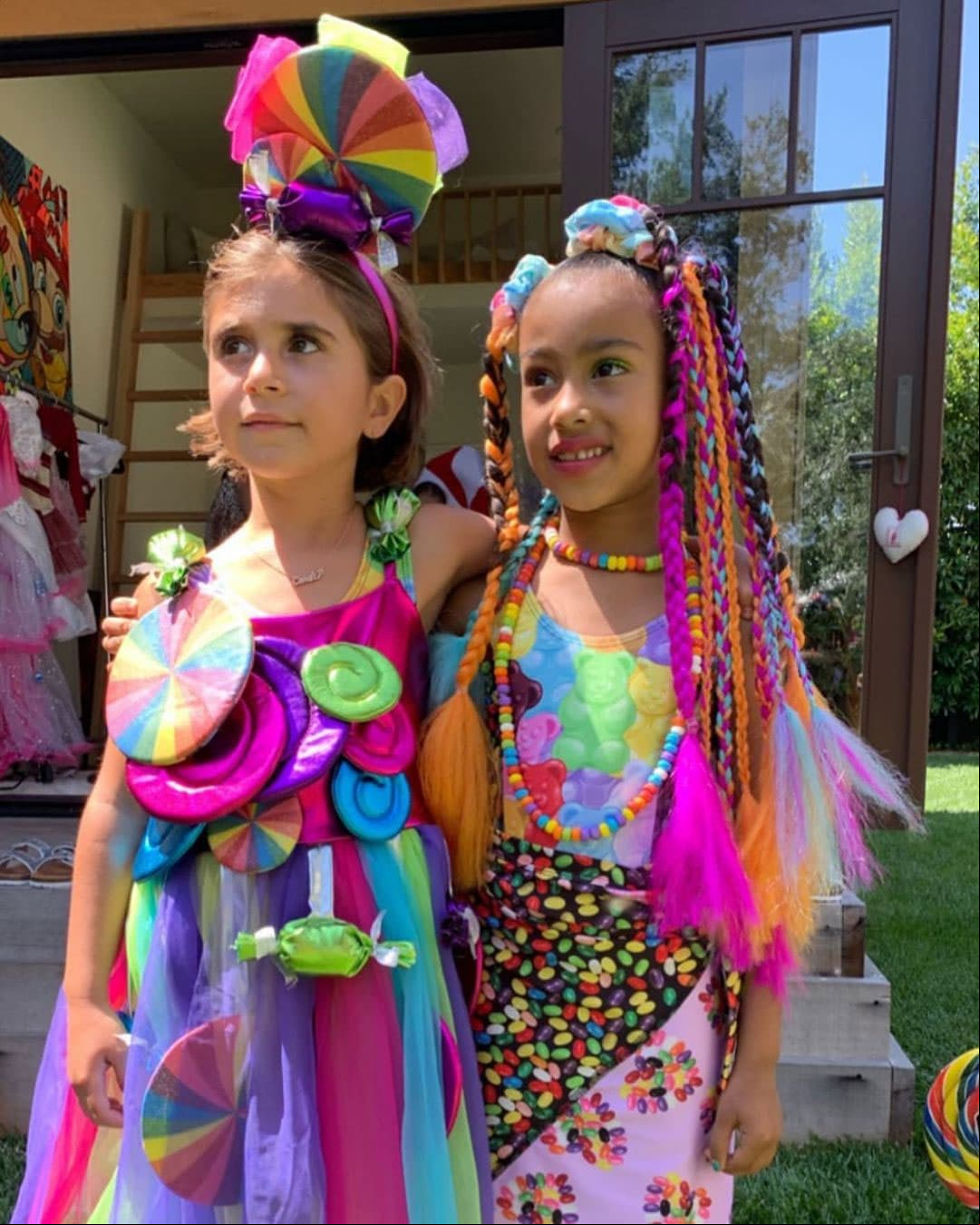 La socialité cuidó todos los detalles del festejo, por ello los outfits de North y Penélope estaban llenos de colores.