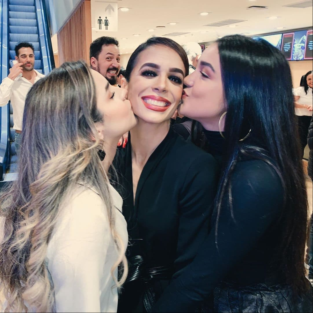Las hermanas compartieron cómo se sintieron cuando vieron a su madre, Biby Gaytán, en la puesta en escena ‘Chicago’. “Nos encantó, fue como de los mejores momentos de la vida, ir a ver a nuestra mamá en ‘Chicago’. Ver a mi mamá actuar en ‘Chicago’, y ya estando grandes nosotras, no sé, es un sentimiento que no puedo explicar, pero sí fue como mucho orgullo por mi mamá”, contaron.