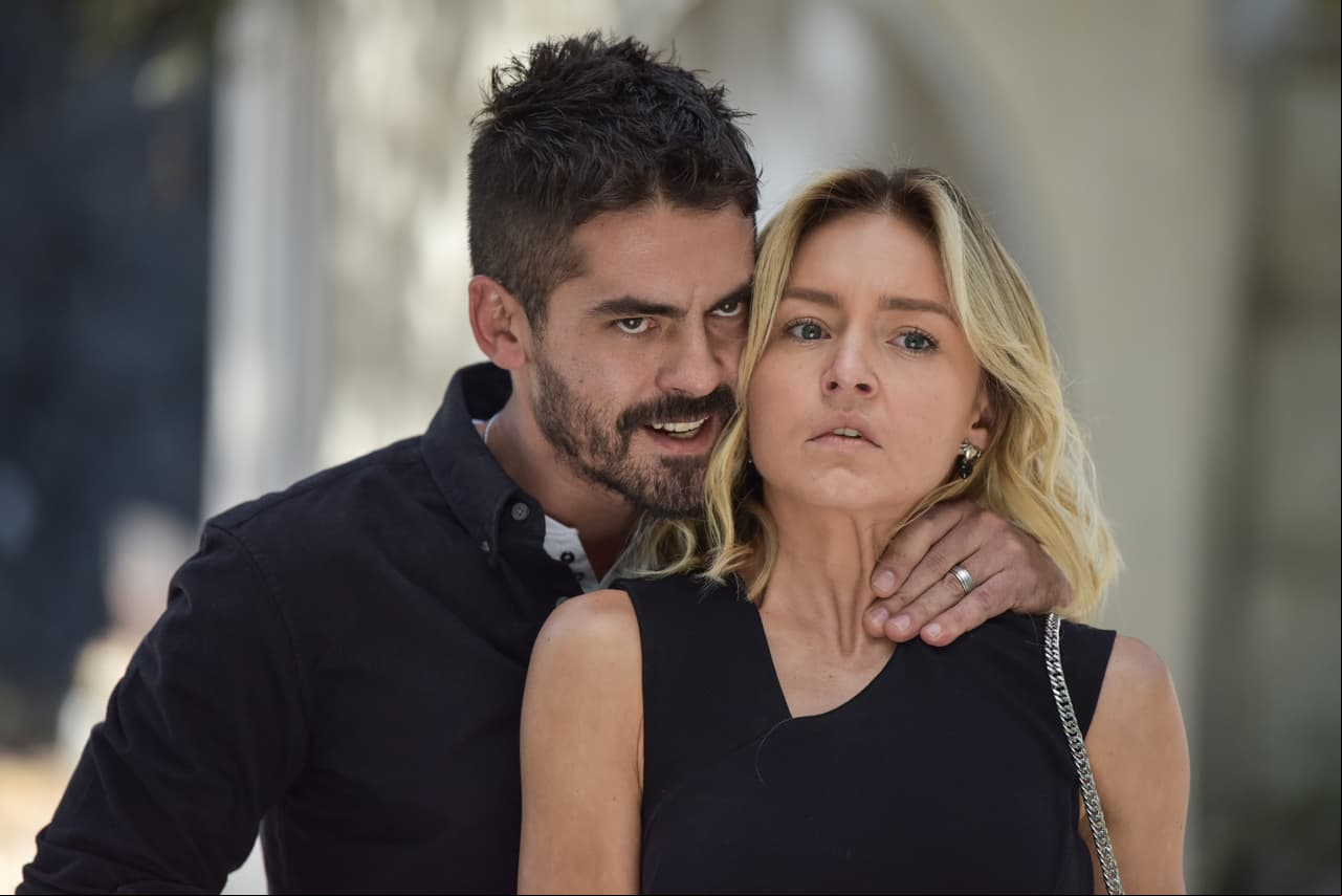 En el entierro, 'Darío', un delincuente, amenaza a 'Elisa' con recuperar las piezas arquitectónicas que le robó su padre o su familia pagaría las consecuencias: ¡tiene 24 horas para devolverlas!