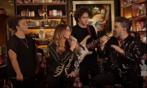 El retrato familiar de los cantantes junto a sus dos hijos acaparó los titulares y se volvió viral, donde los s destacaron lo grande y guapo que está José Manuel, hermano mayor de Lucerito Mijares.