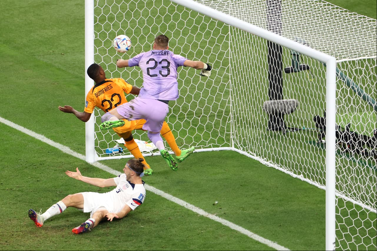 Países Bajos 3-1 Estados Unidos: Dumfries repartió par de asistencias y anotó un gol para sellar el boleto a los Cuartos de Final para la Oranje.
