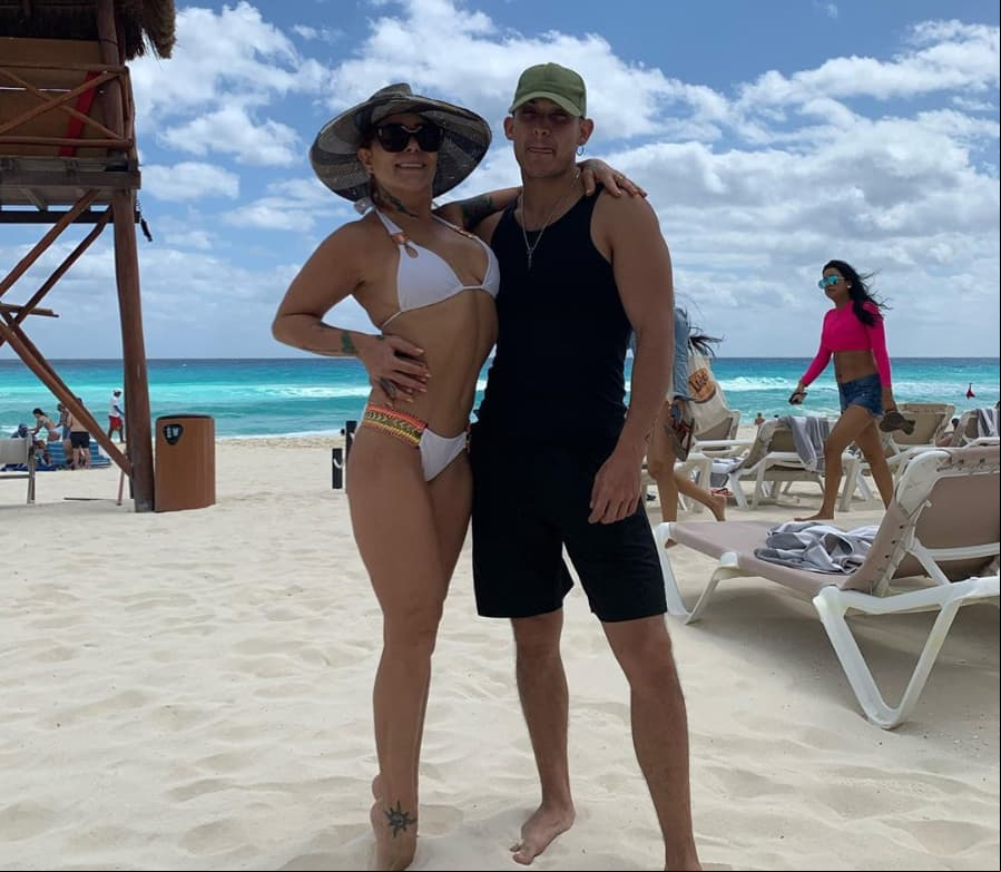 Alejandra Guzmán presume su figura en la playa