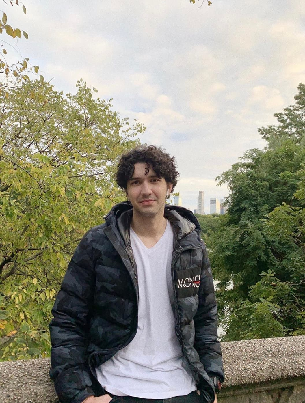 Después de su divorcio con América Guinart, Alejandro mantuvo una relación amorosa con Ximena Díaz, una modelo colombiana con la que estuvo cerca de siete años y procreó a Emilio y Valentina. Este primero suele compartir imágenes junto a su madre y su hermana, así como sus viajes por el mundo.