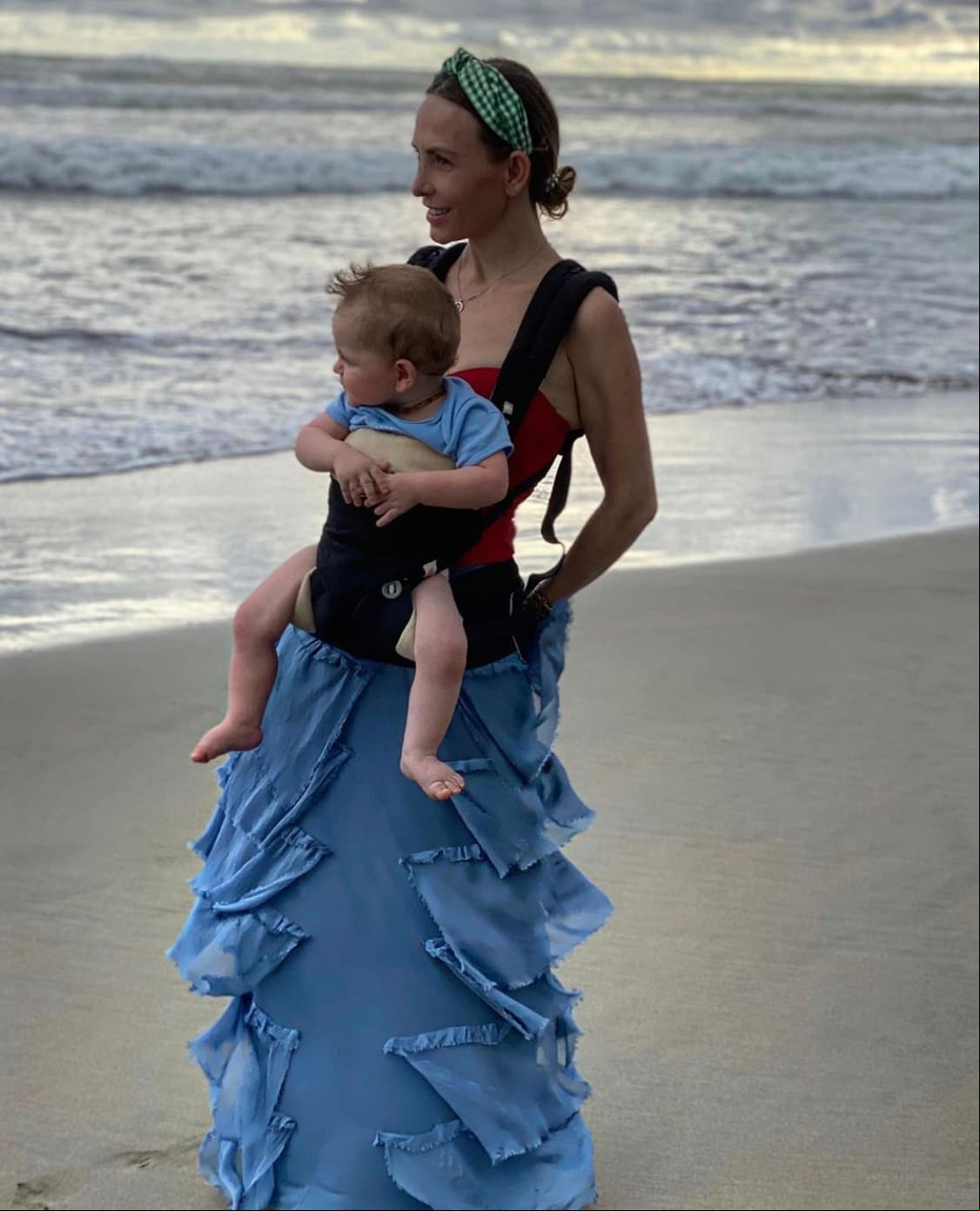 "Cada día y cada momento de nuestra vida hace un depósito en el banco de memoria de nuestros hijos 💙 #babydarling #babyemiliano#mamafeliz ¡esperando a papá!, escribió la orgullosa mamá de 41 años.
