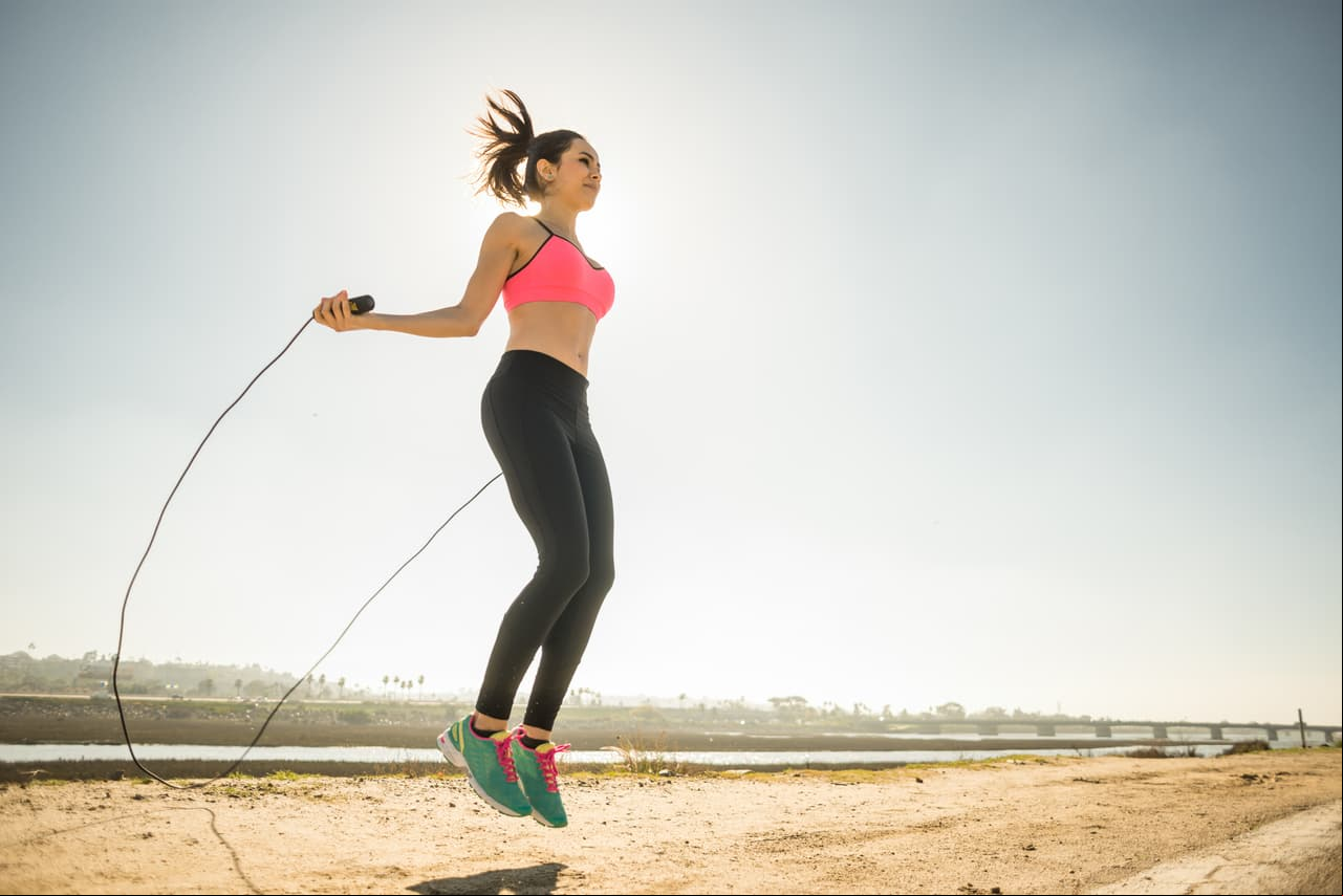 2. Saltos. Activa tu circulación y quema calorías al mismo tiempo. Lo único que necesitarás será una cuerda.