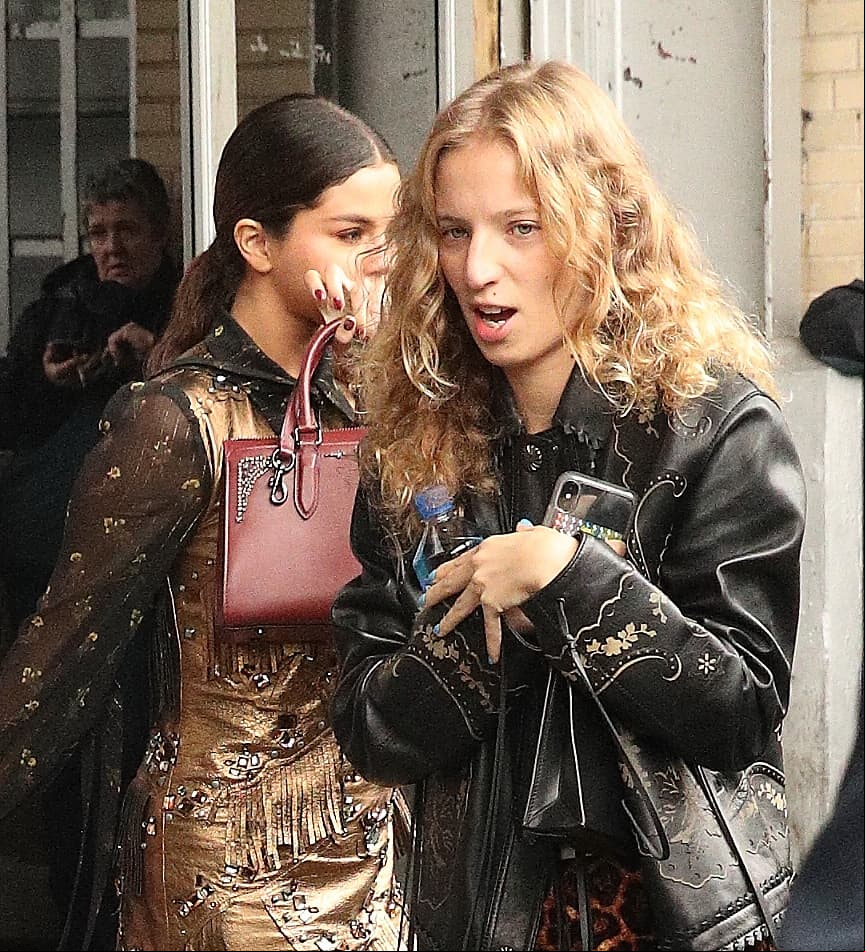 En agosto, hizo su primera colección llamada ‘Selena x Coach capsule collection’