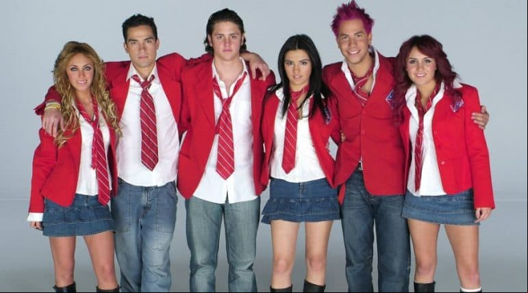 'Rebelde' es más que una telenovela estrenada por primera vez hace más de 15 años, pues de esta también derivó un grupo musical y una identidad que marcó a toda una generación. Precisamente, el jueves 3 de septiembre fue un día de suma importancia para los fans, ya que la música de RBD fue relanzada en todas las plataformas musicales. Es por ello que te presentamos el antes y después de los integrantes de esta agrupación.