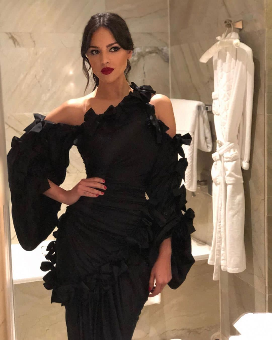 Tras ser captada por los paparazzi en julio de 2018 durante unas vacaciones, Eiza González compartió un tweet, que después eliminó. “Hola tengo celulitis y está bien ser imperfecta. Sean felices con sus imperfecciones, no permitan que la sociedad los haga sentir inseguros por el estereotipo que tratan de imponernos. Es perfecto ser imperfecto”, expresó.