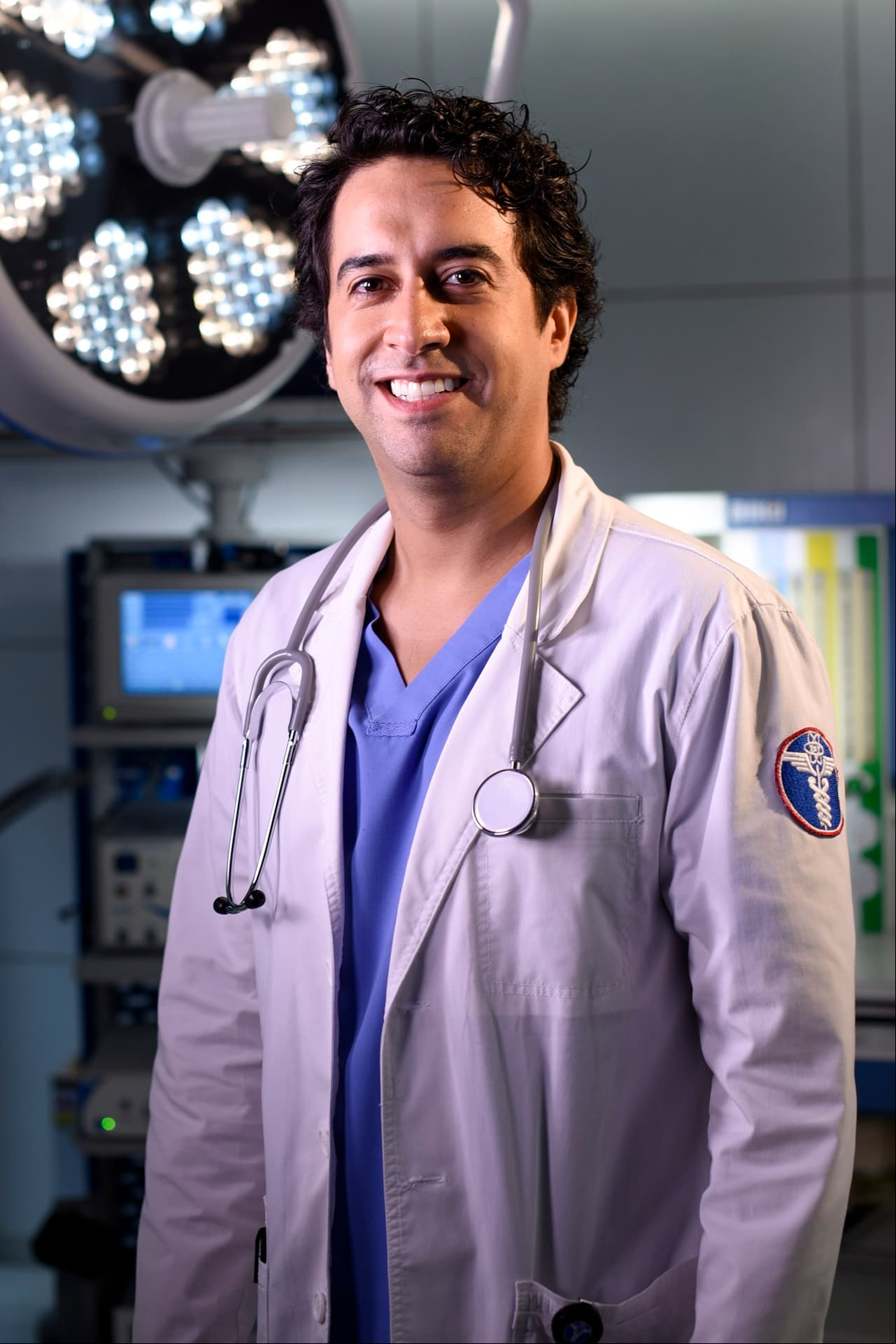 Daniel Tovar da vida a ‘Daniel Juárez’, médico residente que está haciendo su especialidad en pediatría. Es simpático, inteligente, con mucha energía. Es enamoradizo y siempre termina entregando el corazón muy rápido por lo que ha sufrido muchas decepciones amorosas.