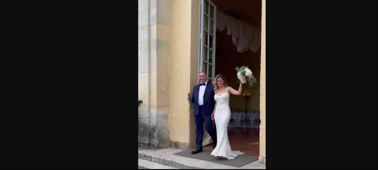 “Llegó la hora de los agradecimientos a los que con su trabajo, talento e inspiración hicieron de nuestra boda un día tal y como lo soñé”, señaló en una imagen a blanco y negro en la que posó con su ahora esposo.