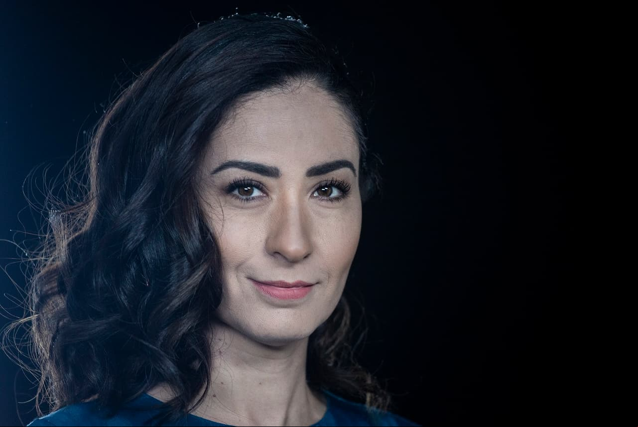 Claudia Troyo nació el 20 de junio de 1978 en Maravatío, Michoacán, desde donde viajó hasta la Ciudad de México para realizar su sueño realidad, el de ser actriz.