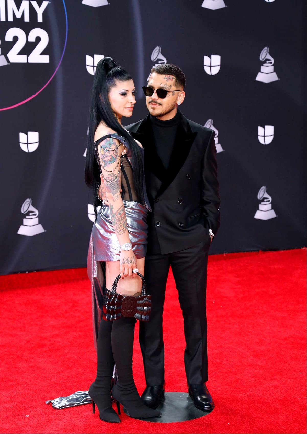 Christian Nodal dedica Latin Grammy a su novia la cantante Cazzu