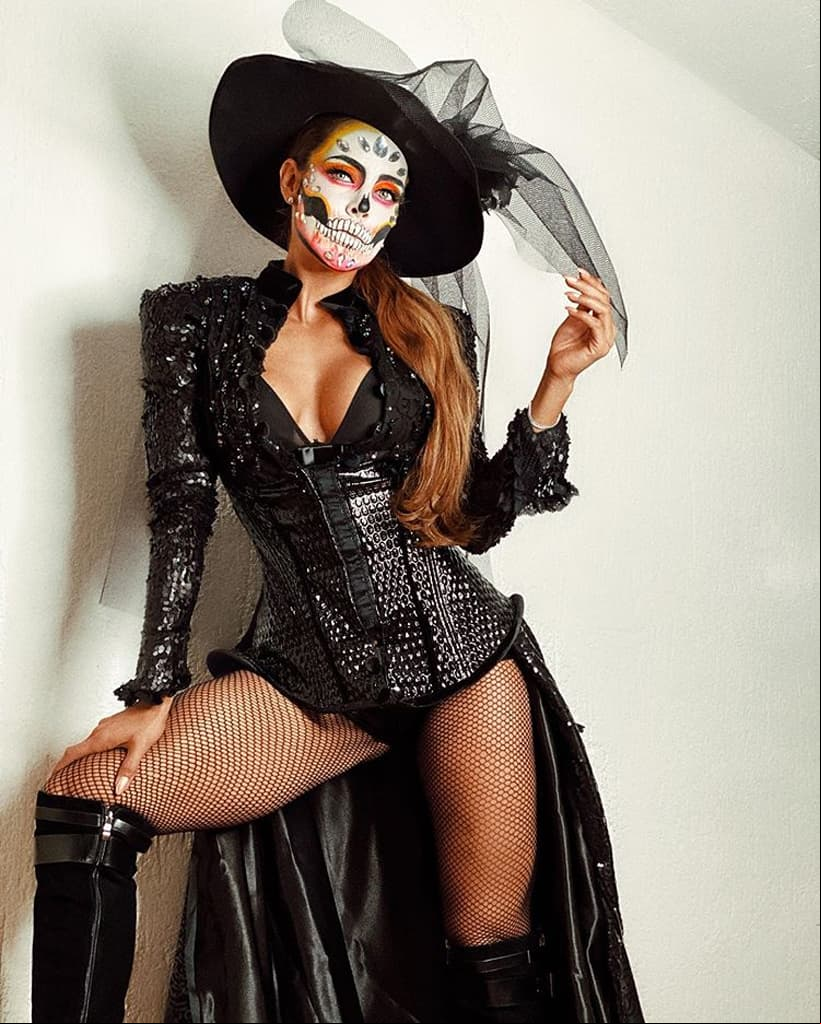 “No saben cómo amo disfrazarme, ¡me encanta! Cada año empiezo a pensar en mi atuendito desde mucho antes, en este caso quise jugar a ser una catrina mexicana”, expresó Sara Corrales para acompañar su publicación en Instagram.