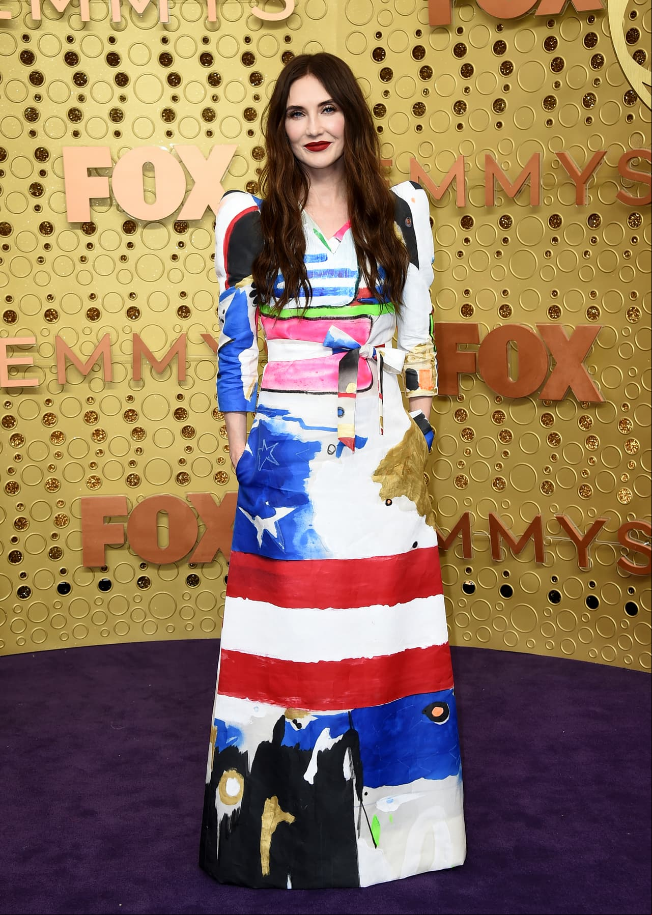 Carice van Houten portó un patriótico y artístico diseño de Ronald van der Kemp Couture.