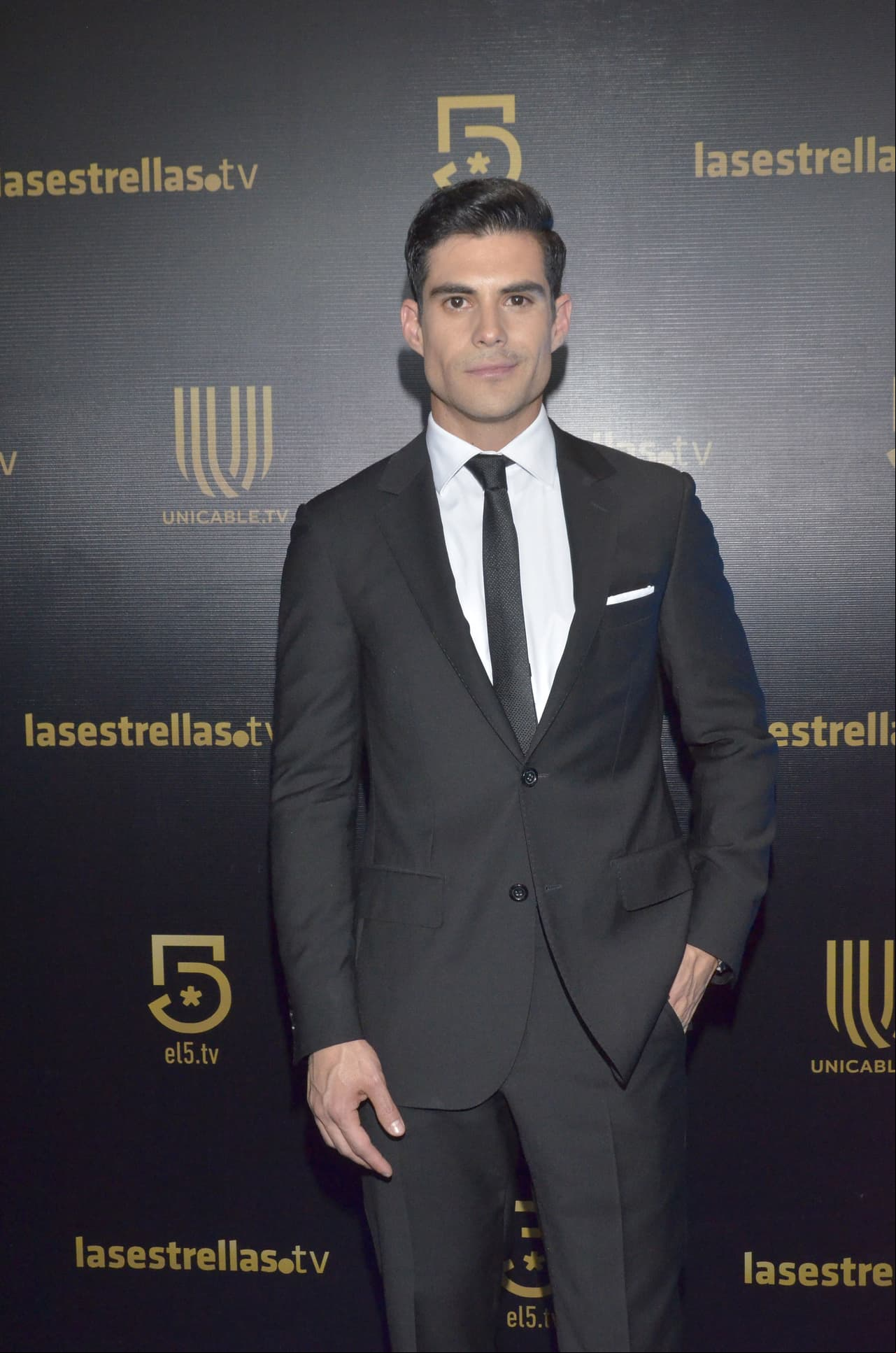 Erik Díaz, estrella de 'Sin tu Mirada', lució muy elegante con un traje negro.
