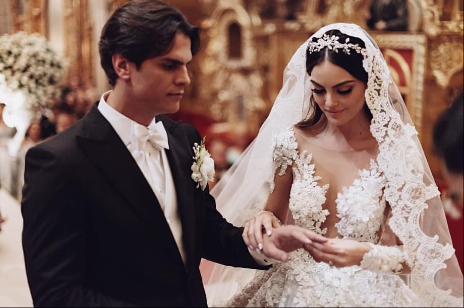 La boda de Ximena Navarrete y Juan Carlos Valladares se celebró el 1 de abril de 2017 en el Colegio de las Vizcaínas, en la Ciudad de México. El vestido de novia fue una creación de Benito Santos y tuvieron varias celebridades entre sus invitados, como Sofía Castro, Alejandro Fernández, Claudia Álvarez, Carlos Rivera, Jacqueline Bracamontes y Martín Fuentes.