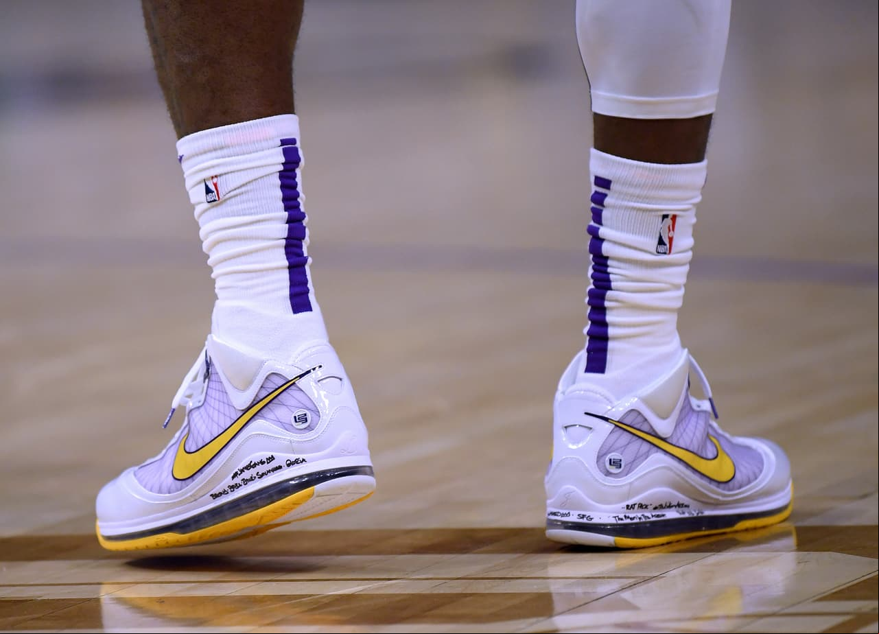 LeBron James de Los Angeles Lakers en 'La batalla de Los Ángeles' ante LA Clippers.
