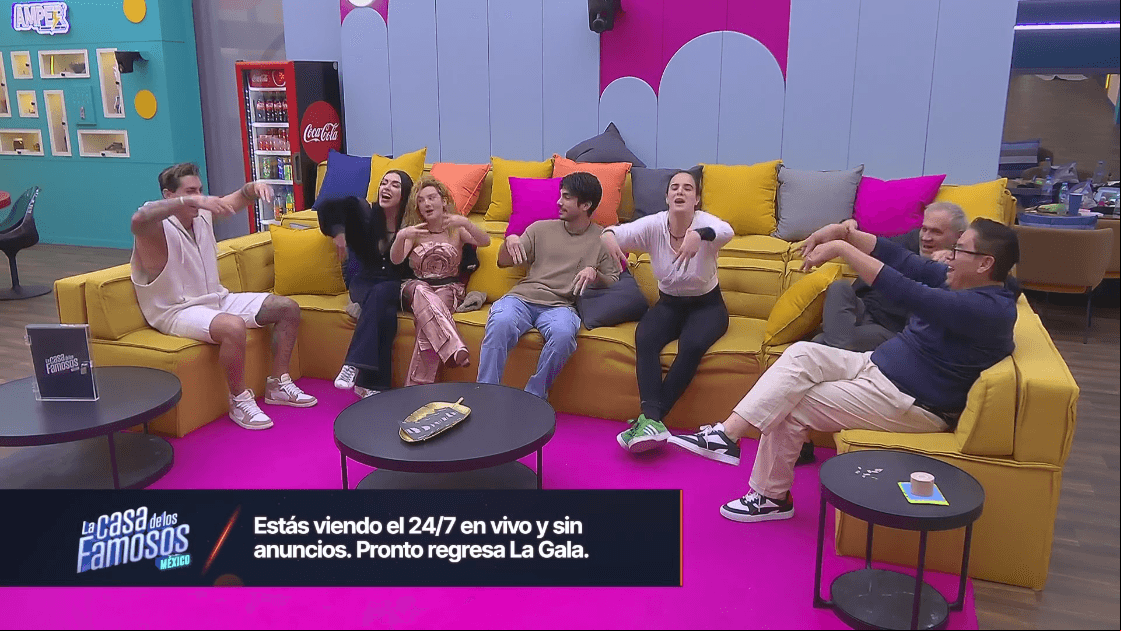 Agustín y Sian hacen la seña del Team Mar