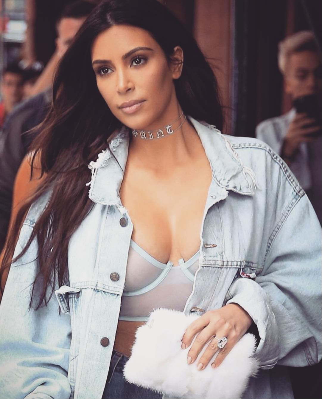 Kim Kardashian recibió de manos de su ahora esposo y padre de sus hijos, Kanye West, un excluisvo ‘segundo’ anillo de compromiso que, de acuerdo con People, contaba con 15 quilates más que el que recibió en 2013 para formalizar su relación. El costo de la segunda pieza se estima en casi 4 millones de dólares.