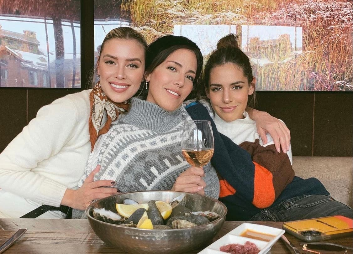 Camila es producto de la relación que Stephanie tuvo en la década de 1990 con el músico Pablo Valero, exintegrante de la banda mexicana de rock, Santa Sabina.