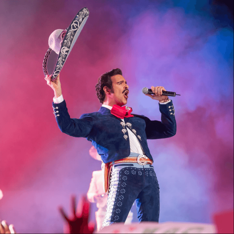Estamos a unas semanas de ver el gran inicio de la esperada serie "El último rey, el hijo del pueblo", la historia de un hombre que inicia su vida con un sueño y termina siendo el icono de la música mexicana que ha conquistado al mundo.Bajo la producción de Juan Osorio, esta serie tiene un elenco de primer nivel, el cual a continuación te presentamos, además de revelar quién es quién en la trama.